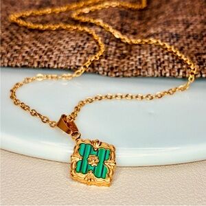 Elegant Gold & Green Antique Design Lucky Clover Pendant Necklace